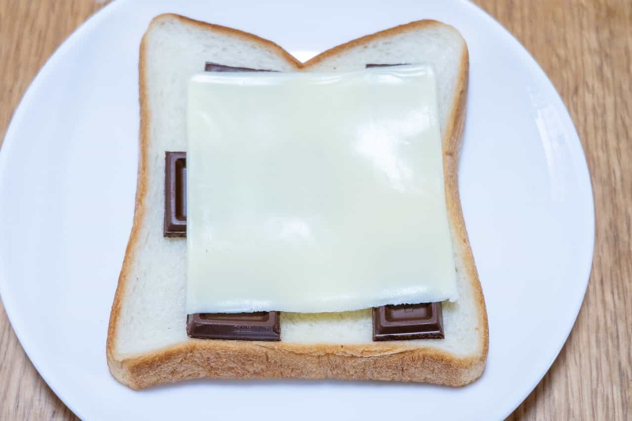 食パンに大きめに割った板チョコとチーズをのせたところ
