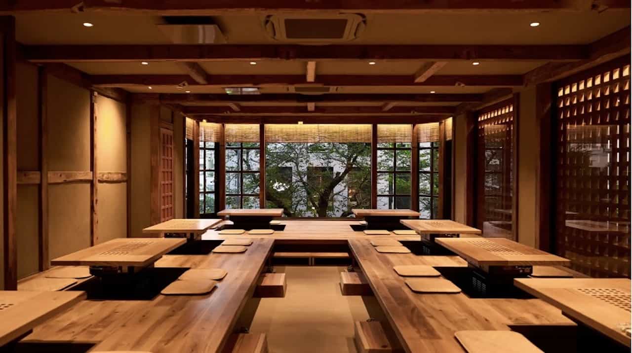 見冨右衛門氏が経営する六本木の鶏専門焼肉店「鶏焼き肉 囲(かこい)」