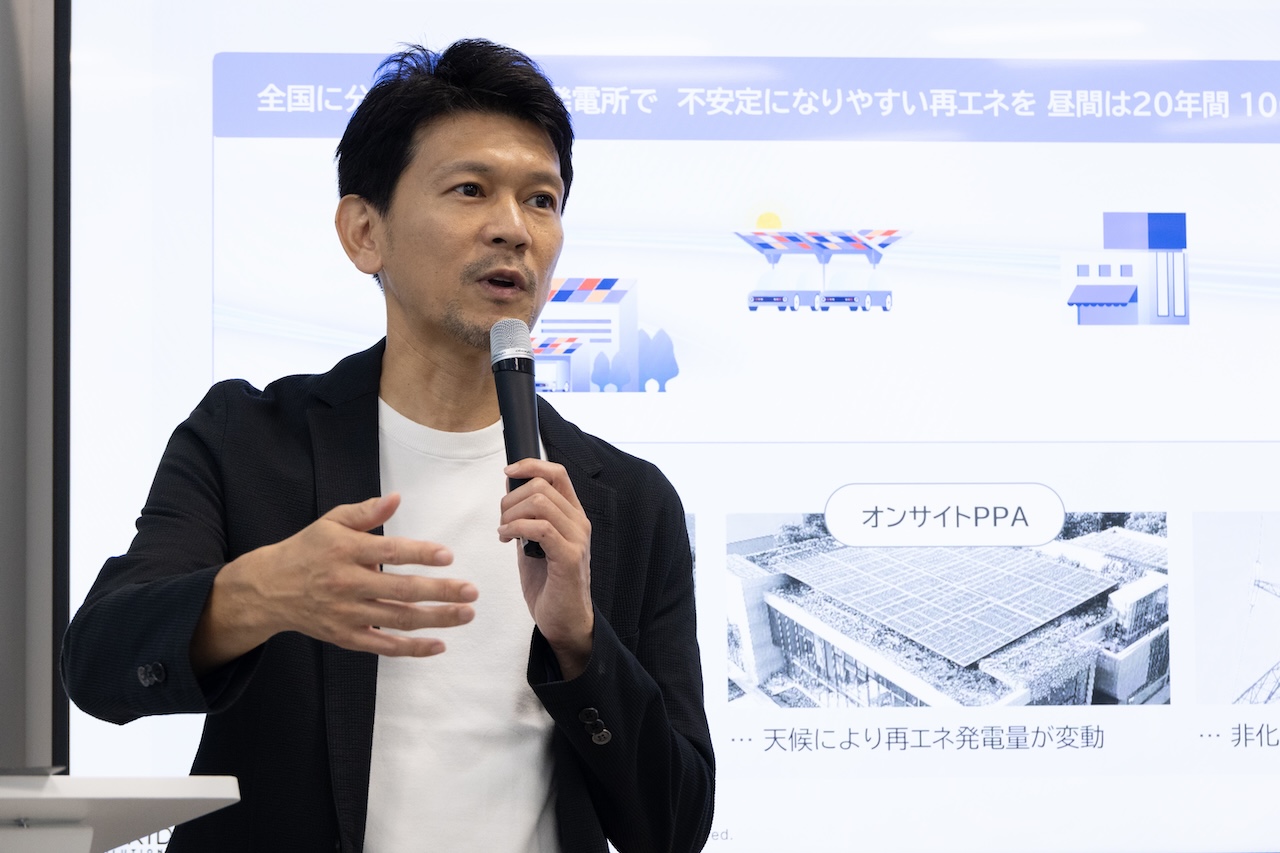 アイ・グリッド・ソリューションズ代表取締役社長の秋田智一氏のプレゼンテーション