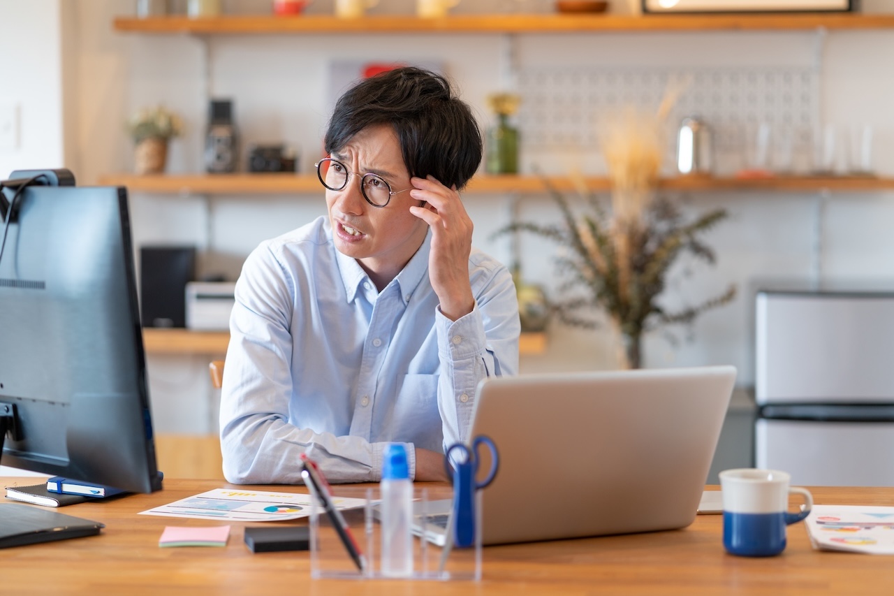 オンライン会議をする人のイメージ