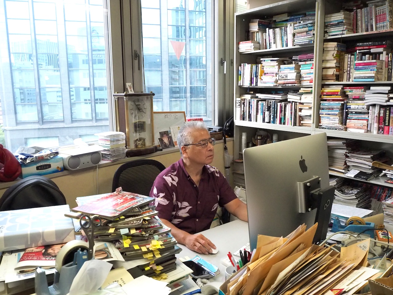 編集プロダクションV1パブリッシングにて、比嘉健二さん