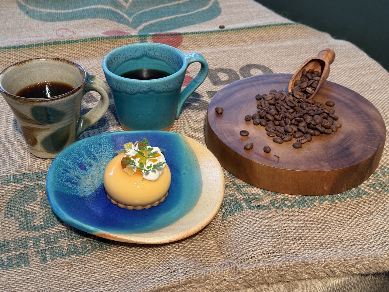 「又吉コーヒーブレンド」と「黒糖とパイナップルのムース」