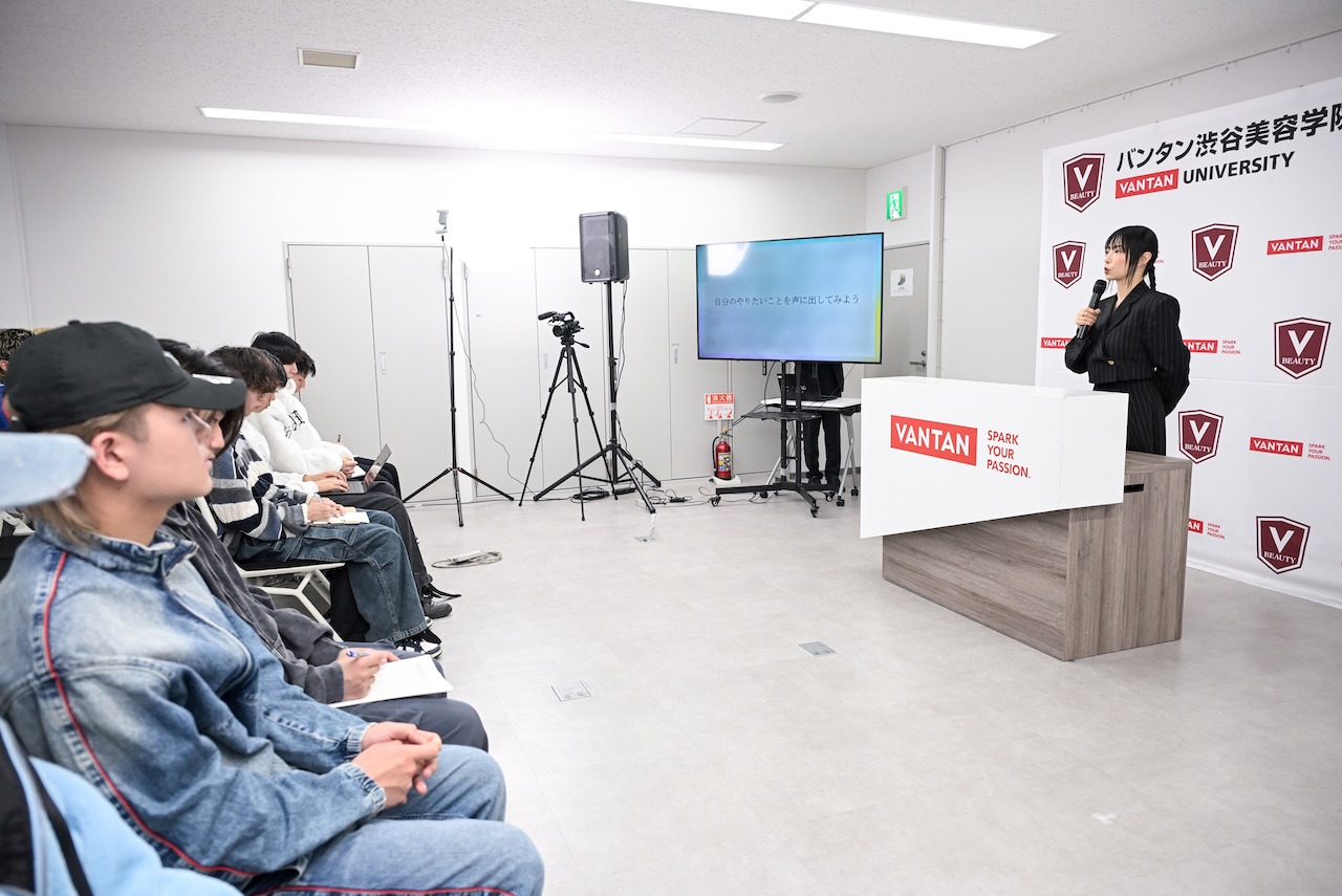 バンタン渋谷美容学院名誉学院長MEGUMIさんの授業風景