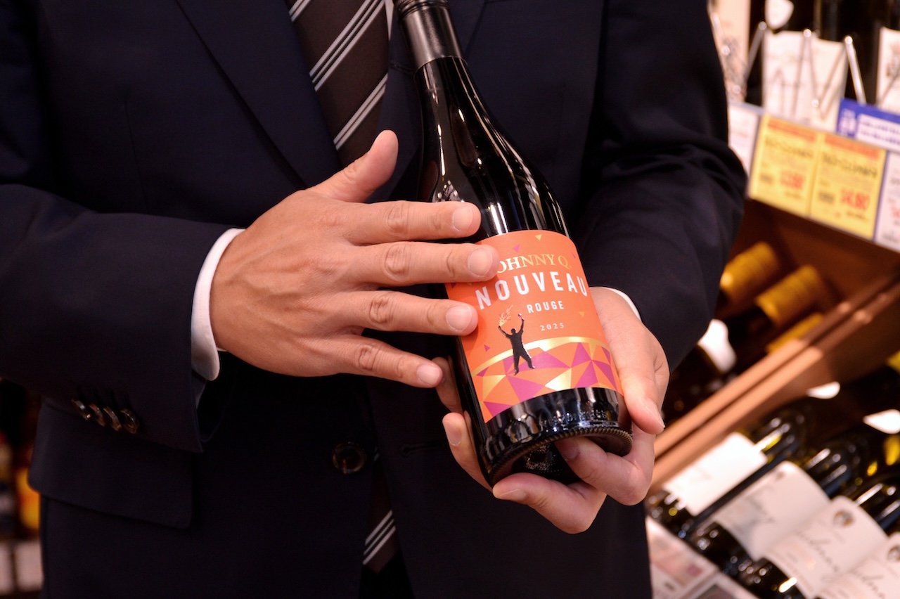 今期の「立冬ヌーヴォ」代表作が「ジョニーQ ヌーヴォ 2025」1,859円／750ml。力強い風味が特徴の豪州産シラーズを中心に、果実風味が豊かなグルナッシュ、フレッシュ感がありつつもフルーティなピノ・ノワールをブレンド