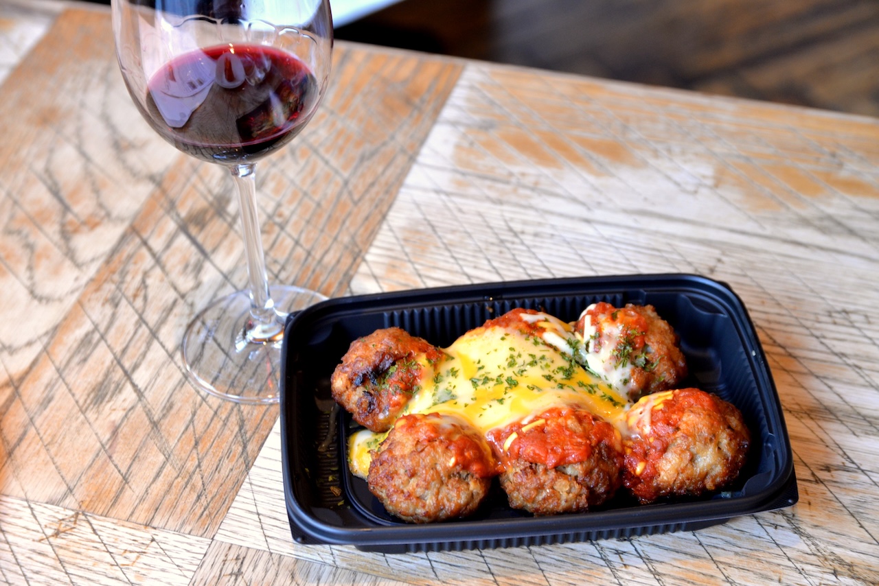 「成城石井自家製 3種チーズの国産豚肉団子」755円。ローズマリーやナツメグを効かせた肉団子の上から、トマトソース、レッドチェダーを使用したチーズソース、さらに3種類のチーズをトッピング