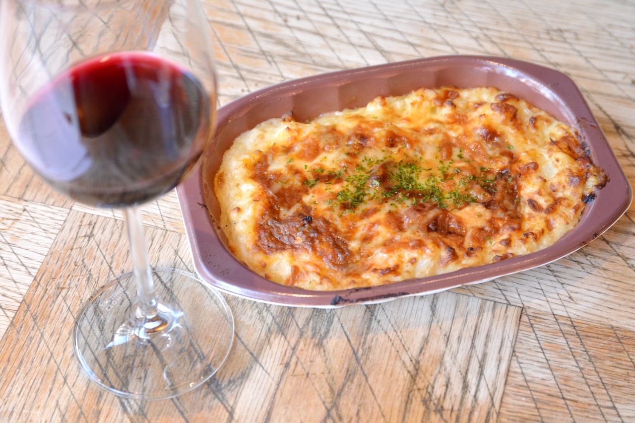 「成城石井自家製 3種チーズと牛肉ラグーソースのポテトグラタン」647円。3時間以上煮込んだ牛ホホ肉と、野菜のうまみが詰まったラグーソースが3種類のチーズとマッチ