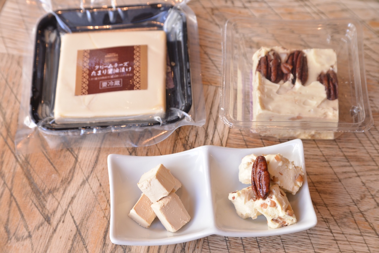 左から「成城石井 クリームチーズたまり醤油漬」539円（左上が商品パッケージ）、「成城石井 メープルシロップとピーカンナッツのクリームチーズ」539円（右上が商品パッケージ）