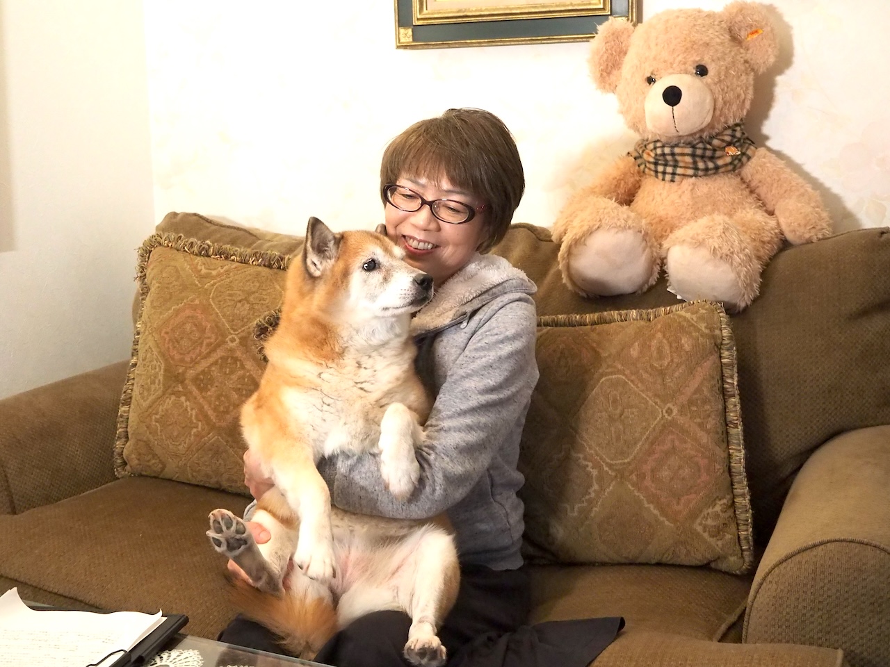 今西乃子さんと保護犬のきらら