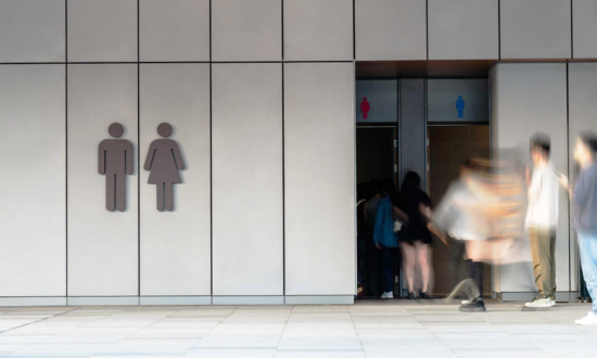 「トイレが混んでるから異性用へ」はアリ？ナシ？犯罪の可能性を弁護士が解説