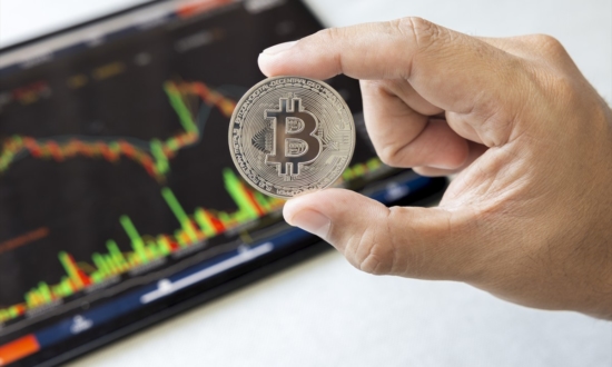 ビットコインの価格はなぜ上下する？初心者向けに仕組みと運用方法を解説